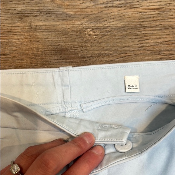 Vince Women's Size 8 Light Blue Cotton Bermuda Shorts 7" inseam / 10" rise EUC - Picture 2 of 9